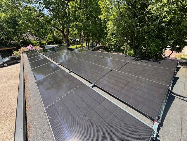 Plat dak met all-black panelen